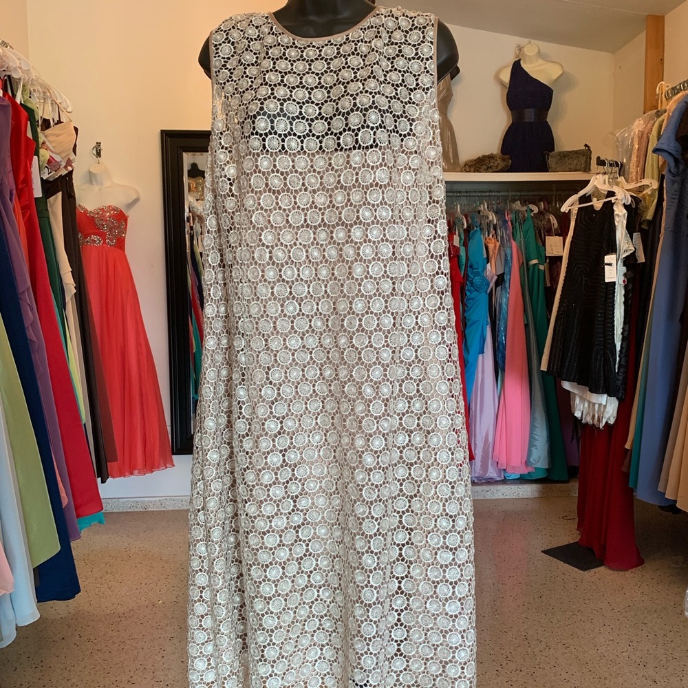 Beautiful beige dress!